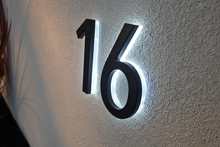 画像をギャラリービューアに読み込む, LUMO Lighting | 現代的な照明付き住所番号 5 インチ (屋外用) - ブラック/ブラッシュドアルミニウム