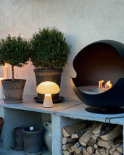 Afbeelding in Gallery-weergave laden, GUBI | Obello draagbare tafellamp - mat mondgeblazen glazen kap