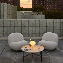 Afbeelding in Gallery-weergave laden, GUBI | Obello draagbare tafellamp - mat mondgeblazen glazen kap