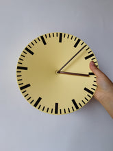 Laden Sie das Bild in den Galerie-Viewer, HAY | Analog klokke - gul