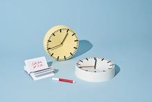 Laden Sie das Bild in den Galerie-Viewer, HAY | Analog klokke - gul