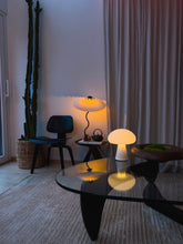 Afbeelding in Gallery-weergave laden, GUBI | Obello draagbare tafellamp - mat mondgeblazen glazen kap