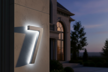 画像をギャラリービューアに読み込む, LUMO Lighting | 現代的な照明付き住所番号 5 インチ (屋外用) - シルバー/ブラッシュドアルミニウム
