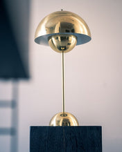 Laden Sie das Bild in den Galerie-Viewer, &TRADITION | Blumentopf VP3 von Verner Panton 1969 - Poliertes Messing