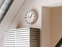 Laden Sie das Bild in den Galerie-Viewer, HAY | Analoge Uhr - Weiß