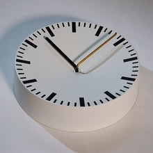 Laden Sie das Bild in den Galerie-Viewer, HAY | Analoge Uhr - Weiß