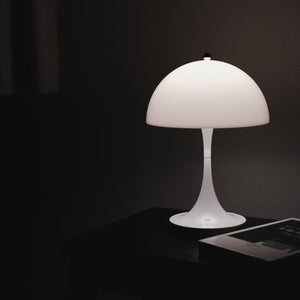 ルイス ポールセン by ヴァーナー パントン 1971 | パンテラ 160 ポータブル テーブル ランプ (複数の色をご用意) 
