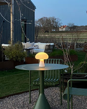 Afbeelding in Gallery-weergave laden, GUBI | Obello bærbar bordlampe - frostet munnblåst glassskjerm
