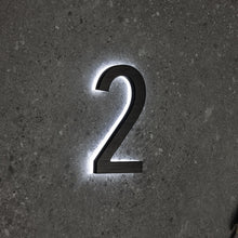 Charger l&#39;image dans la galerie, LUMO-Beleuchtung | Moderne beleuchtete Hausnummer 5&quot; (Außenbereich) - Schwarz/gebürstetes Aluminium 
