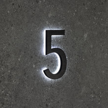Charger l&#39;image dans la galerie, LUMO-Beleuchtung | Moderne beleuchtete Hausnummer 5&quot; (Außenbereich) - Schwarz/gebürstetes Aluminium 
