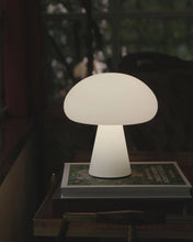 Afbeelding in Gallery-weergave laden, GUBI | Obello bærbar bordlampe - frostet munnblåst glassskjerm
