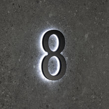 Afbeelding in Gallery-weergave laden, LUMO-Beleuchtung | Moderne beleuchtete Hausnummer 5&quot; (Außenbereich) - Schwarz/gebürstetes Aluminium 
