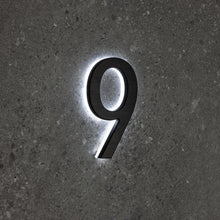 Afbeelding in Gallery-weergave laden, LUMO-Beleuchtung | Moderne beleuchtete Hausnummer 5&quot; (Außenbereich) - Schwarz/gebürstetes Aluminium 

