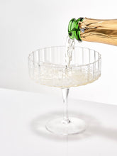 Laden Sie das Bild in den Galerie-Viewer, MODERNISMUS | Champagnergläser aus Cullinan-Kristall 
