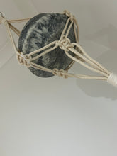 Ladda upp bild till gallerivisning, Lamonster Makramee-Pflanzenhänger, groß, 8 mm, mit Topf aus Kunstharz (Ausstellungsstück) 
