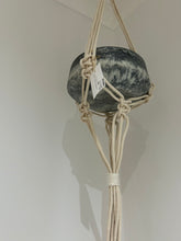 Charger l&#39;image dans la galerie, Lamonster Makramee-Pflanzenhänger, groß, 8 mm, mit Topf aus Kunstharz (Ausstellungsstück) 
