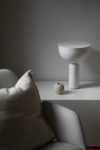 Laden Sie das Bild in den Galerie-Viewer, NEW WORKS | Kizu bordlampe - hvit marmor, liten
