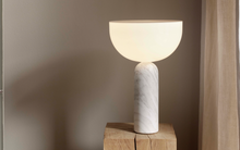 Laden Sie das Bild in den Galerie-Viewer, NEW WORKS | Kizu bordlampe - hvit marmor, liten
