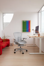 Afbeelding in Gallery-weergave laden, Herman Miller | Aeron Chair with Mineral Frame with Polished Aluminum Base
