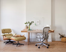 Afbeelding in Gallery-weergave laden, Herman Miller | Aeron Chair with Mineral Frame with Polished Aluminum Base
