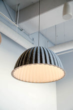 Charger l&#39;image dans la galerie, MUUTO | Lampe à Suspension Under The Bell - Gris (55cm)
