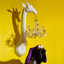 Laden Sie das Bild in den Galerie-Viewer, QEEBOO | Verliebte Giraffe – Wandlampe (Schwarz und Weiß erhältlich) 
