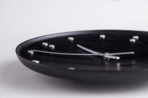 ARCHITECHMADE | Fj-Uhr – Schwarze Esche und Aluminium (35 cm)