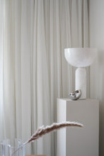 Laden Sie das Bild in den Galerie-Viewer, NEW WORKS | Kizu bordlampe - hvit marmor, stor

