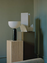 Laden Sie das Bild in den Galerie-Viewer, NEW WORKS | Kizu Bordlampe - Sort Marquina Marble, Large
