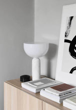 Laden Sie das Bild in den Galerie-Viewer, NEW WORKS | Kizu bordlampe - hvit marmor, stor
