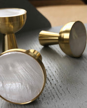 Afbeelding in Gallery-weergave laden, Modernism | Brass &amp; Mother Of Pearl Wall Hooks - 2 Piece Set Small
