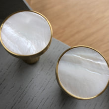 Afbeelding in Gallery-weergave laden, Modernism | Brass &amp; Mother Of Pearl Wall Hooks - 2 Piece Set Large

